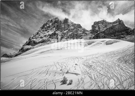 Eiger Nordwand mit Schneesturm und Spuren von Skifahrern Stockfoto