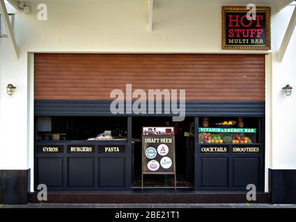 Lokales Fast-Food-Restaurant, das sich auf die Eröffnung am Nachmittag vorbereitet. Stockfoto