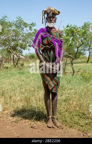 Frau des Stammes Mursi mit Lehm Lippe Scheibe als Körper Ornamentstribe Debub Omo Zone, Äthiopien. Nah an der sudanesischen Grenze. Stockfoto