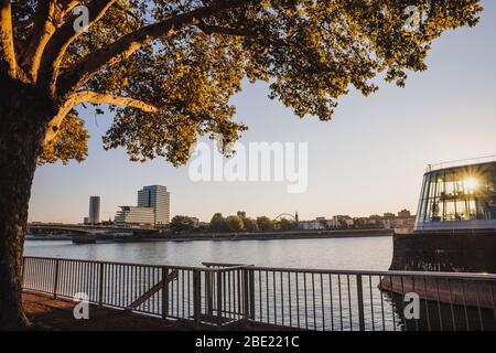 Moderne deutsche Architektur, Glasbauten am Rhein in Köln im Sonnenaufgang Stockfoto