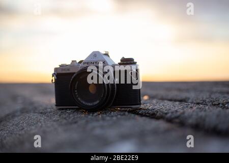Kapstadt, Südafrika. April 2020. Eine Vintage Pentax Filmkamera auf einer Betonoberfläche. Stockfoto