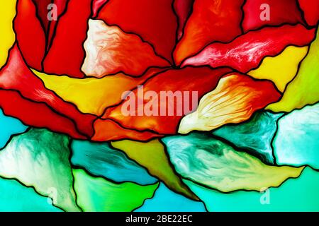 Foto eines kleinen Fragments eines schönen bunten Glashintergrunds mit roten, gelben und grünen Stücken. Abstrakter Hintergrund... Stockfoto