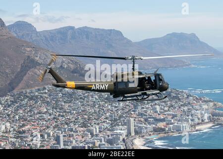 Kapstadt, Südafrika. April 2020. Ein Armee Stil Huey Bell Hubschrauber fliegen über die Stadt von Cape Town. Stockfoto