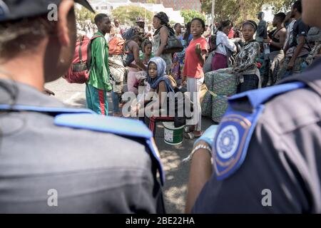 Mittellose afrikanische ausländische Flüchtlinge und Asylsuchende, die in einem Park in Kapstadt hocken, werden von südafrikanischen Sicherheitskräften gewaltsam entfernt Stockfoto
