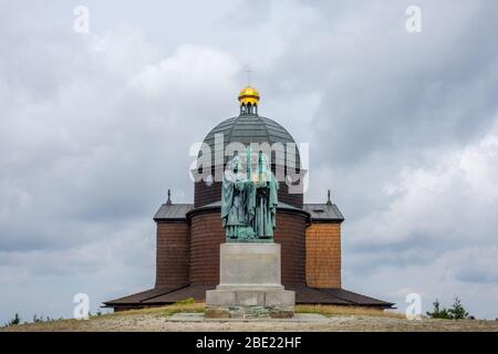 Statue von Kyrill und Methodius auf dem Gipfel des Radhost Berges Stockfoto