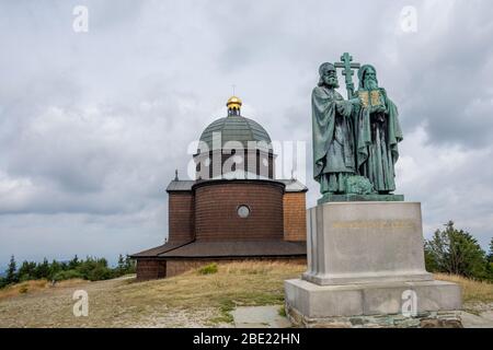 Statue von Kyrill und Methodius auf dem Gipfel des Radhost Berges Stockfoto