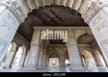 Blick auf Mughal Ära Gebäude im berühmten Red Fort in Neu-Delhi, Indien Stockfoto