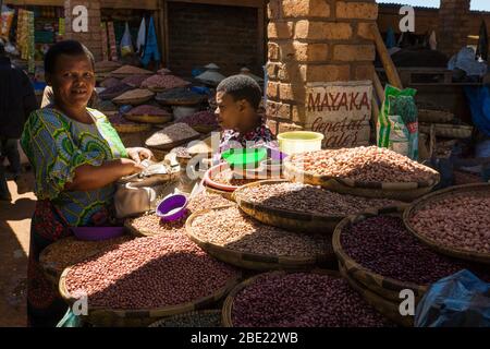 Frau, die Bohnen und Hülsenfrüchte auf dem Mzuzu-Markt im Norden Malawis verkauft Stockfoto