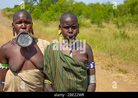 Frau des Stammes Mursi mit Lehm Lippe Scheibe als Körper Ornamentstribe Debub Omo Zone, Äthiopien. Nah an der sudanesischen Grenze. Stockfoto