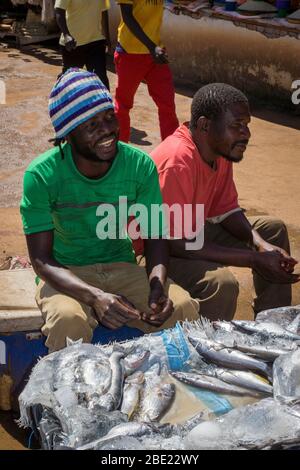 Zwei Männer verkaufen Fisch auf dem Mzuzu Markt im Norden Malawis Stockfoto