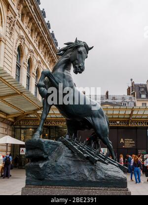 Paris, Frankreich - 4. Juni 2018: Statue 'Pferd mit Harge' ('Cheval a la herse') auf der Esplanade des Musée d'Orsay. Stockfoto