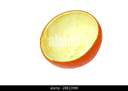 Frische Mandarinenschale auf weißem Hintergrund. Stockfoto