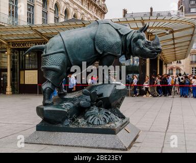Paris, Frankreich - 4. Juni 2018: Statue 'Rhino' ('Rhinoceros') auf der Esplanade des Musée d'Orsay. Stockfoto
