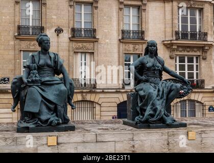 Paris, Frankreich - 4. Juni 2018: Statue der Tugenden 'L'Amique du Nord' und 'l'Afrique' auf der Esplanade des Musée d'Orsay. Stockfoto