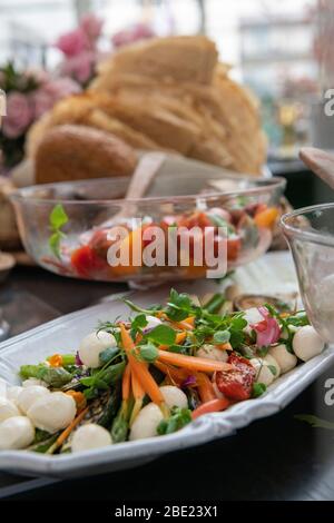 Köstlich aussehende vegetarische Salate mit frischem Brot Stockfoto