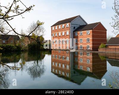 Wohnungen auf dem Gelände der Becks Mill, Westbury, Wiltshire, Großbritannien gebaut. Zusammen mit Mühlenbecken. Stockfoto