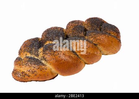 Challah Backen auf weißem Hintergrund Stockfoto