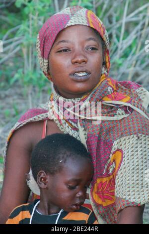 Porträt einer jungen Hadza Mutter mit ihrem Baby, Hadza oder Hadzabe ist ein kleiner Stamm von Jägern Sammler. Fotografiert am Lake Eyasi, Tansania Stockfoto