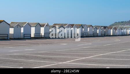 Lyme Regis, Dorset, Großbritannien. April 2020. UK Wetter: Lyme Regis, Dorset, UK. Die Parkplätze sind geschlossen und bleiben über das Osterfeiertag Wochenende leer, was deutlich macht, dass Lyme Regis trotz des schönen warmen und sonnigen Wetters für Geschäfte geschlossen ist. Die COVID-19 Pandemiebeschränkungen treffen die Tourismusindustrie in der Stadt und im Südwesten hart, da Besucher und Touristen den Regierungsinsturktionen folgen, um während des Coronavirus-Ausbruchs "zu Hause zu bleiben, den NHS zu schützen und Leben zu retten". Kredit: Celia McMahon/Alamy Live News. Kredit: Celia McMahon/Alamy Live News. Stockfoto