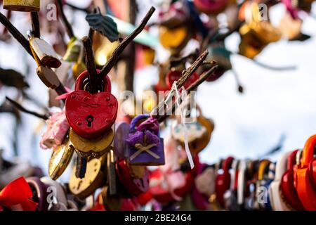 Viele Hochzeit bunte Schlösser mit den Namen der Brautpaare und Wünsche