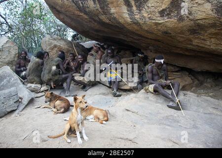 Hadza-Männer bereiten Pfeile vor einer Jagdexpedition vor, die am Lake Eyasi in Tansania fotografiert wurde Stockfoto