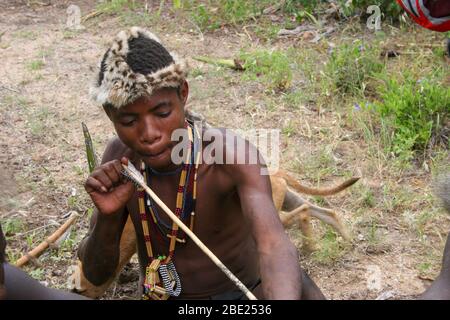 Hadza-Männer bereiten Pfeile vor einer Jagdexpedition vor, die am Lake Eyasi in Tansania fotografiert wurde Stockfoto