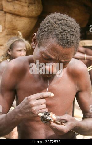 Hadza-Männer bereiten Pfeile vor einer Jagdexpedition vor, die am Lake Eyasi in Tansania fotografiert wurde Stockfoto