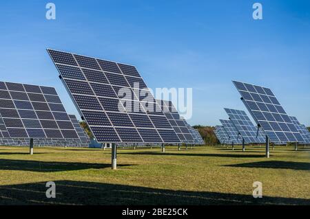 Solaranlage, Übersicht Solarkraftwerk mit nachverfolgbaren Elementen in der Sonne Vorderansicht Stockfoto