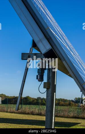 Solaranlage, Solarkraftwerk mit nachverfolgbaren Elementen in der Sonne. Seitenansicht mit Servomotor, Nahaufnahme Stockfoto