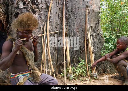 Hadza-Männer bereiten Pfeile vor einer Jagdexpedition vor, die am Lake Eyasi in Tansania fotografiert wurde Stockfoto