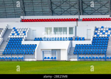 Blau-weiße Sitzreihen im Stadion Stockfoto