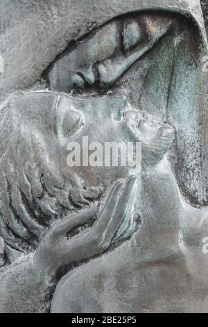 Bronzerelief des toten Jesus Christus vom Kreuz und der Jungfrau Maria. Ostern und Religion Thematiken. Stockfoto