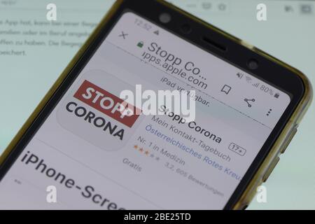 Wien, Österreich. April 2020. Die Stop Corona App soll helfen, die Infektionskette von Corona-Infektionen so schnell wie möglich zu unterbrechen. Im Mittelpunkt steht ein Kontakttagebuch, in dem persönliche Begegnungen anonym mit einem digitalen Handshake gespeichert werden. Die Corona App ist eine App des Österreichischen Roten Kreuzes. Quelle: Franz Perc/Alamy Live News Stockfoto