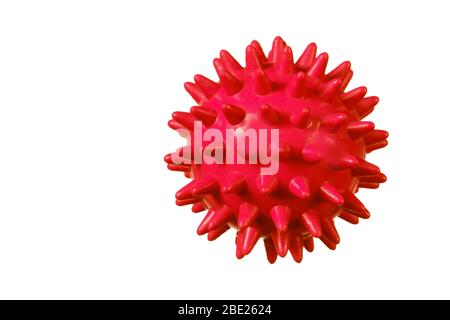 Rote Gummikugel mit Stacheln auf weißem Hintergrund. Stockfoto