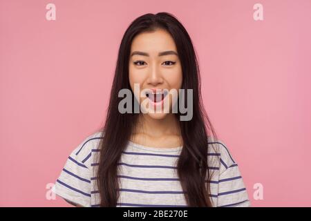 Wow, unglaubliche Geschichte! Porträt von stauned Mädchen mit langen Brünette Haar in gestreiften T-Shirt halten ihren Mund geöffnet und suchen mit überraschten Gesicht. Stockfoto