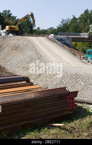 Stapelelemente auf einer Brückenbaustelle gestapelt und paarweise montiert Stockfoto