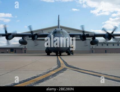 Eine C-130H2 bereitet sich auf den Start von der Fluglinie auf der New Castle Air National Guard Base, Del., 3. November 2019 vor. Der 166th Airlift Wing beherbergt acht taktische C-130H2 Flugzeuge. (USA Foto der Air National Guard von Staff Sgt. Katherine Miller) Stockfoto