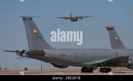 Eine ecuadorianische C-130 mit humanitärer Hilfe hebt vom Roland R. Wright Air National Guard Base, Utah, 10. April 2020 ab. Die Hilfe, die Teil eines laufenden humanitären Hilfsprogramms ist, wurde von Charity Anywhere, einer gemeinnützigen Organisation mit Sitz in Utah, gesammelt und gespendet. (USA Air National Guard Foto von Tech. Sgt. John Winn) Stockfoto