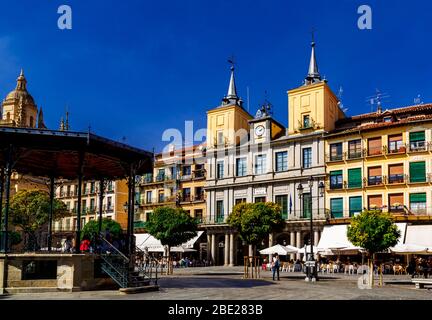 Segovia, Spanien - 09. Oktober 2016: Plaza Mayor in Segovia. Kastilien und Leon, Spanien. Stockfoto