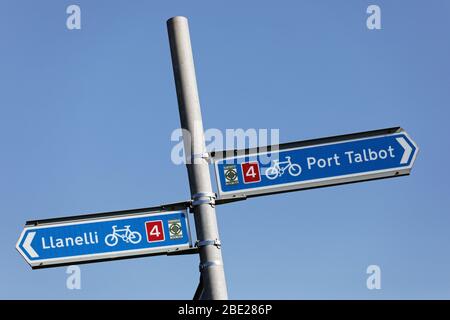 A Llanelli und Port Talbot Radweg Beschilderung an der Seefornt, Swansea, Wales, Großbritannien. Donnerstag, 26. März 2020 Stockfoto