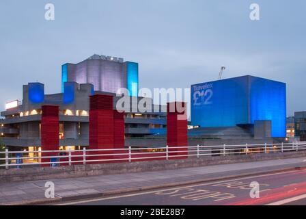 Rot der Schuppen Haworth Tomkins Royal National Theatre Denys Lasdun Stahlbeton Upper Ground, Bishop's, London SE1 von Sir Denys Lasdun Stockfoto