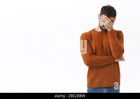 Portrait von verärgerten, müde bärtigen kaukasischen Mann, Facepalm, fühlen Müdigkeit und Burnout nach der Arbeit spät in der Nacht, seufzen, Augen geschlossen gestört, fühlen Stockfoto