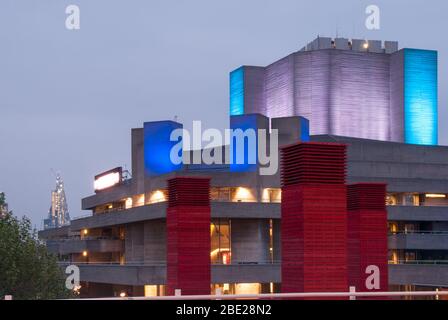 Rot der Schuppen Haworth Tomkins Royal National Theatre Denys Lasdun Stahlbeton Upper Ground, Bishop's, London SE1 von Sir Denys Lasdun Stockfoto