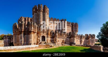 Die Burg von Coca (Castillo de Coca) ist eine im 15. Jahrhundert errichtete Festung in Coca in der Provinz Segovia in Castilla Leon, Spanien. Stockfoto