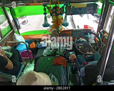 BANGKOK, THAILAND, OCT 19 2018, EIN Interieur des alten Bus auf den Straßen von Bangkok. Stau auf den Straßen von Bangkok, Blick auf den öffentlichen Bus. Stockfoto