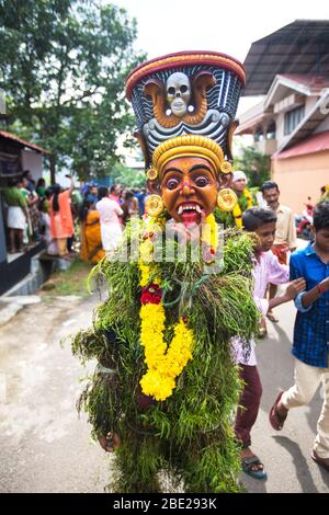 Traditionelle kummatti Volkstanz Interpreten in onam fest, thrissur, kizhakkumpattukara kummatti, Kerala, onam Festival, Indien, pradeep Subramanian Stockfoto
