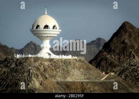 Muskat. Oman. Oman Sultanat, Muscat, Riyam Park, Denkmal in Form eines riesigen Zensor, Stockfoto