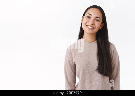 Taille-up Studio lächelnd, glücklich zart asiatische weibliche College-Studentin mit langen dunklen Haaren, Kopf kippen niedlich und albern, lächelnd begeistert, mit Stockfoto