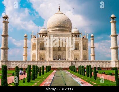 Atemberaubende Aussicht auf Taj Mahal und seine Minarette in einem hellen sonnigen Tag, Agra, Uttar Pradesh, Indien Stockfoto