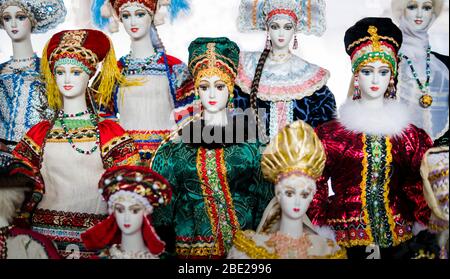 Reihe von typischen Puppen in bunten traditionellen Kleidung, Russland Stockfoto